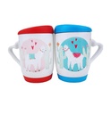 Taza blanca con tapa y base silicona y asa corazón